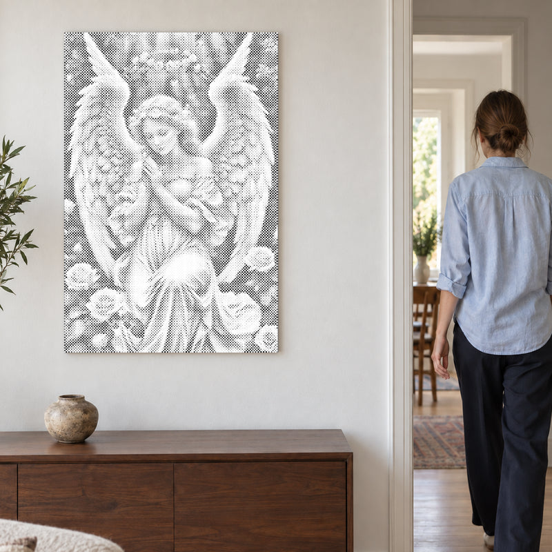 Stippenschilderij “Engel met delicate rozen”, aan een ivoorkleurige muur, terwijl iemand door de deur de kamer verlaat.