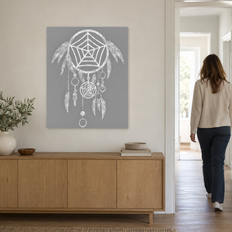 Stippenschilderij “Dromenvanger”, aan een lichte muur, met iemand die door de deur ernaast loopt.