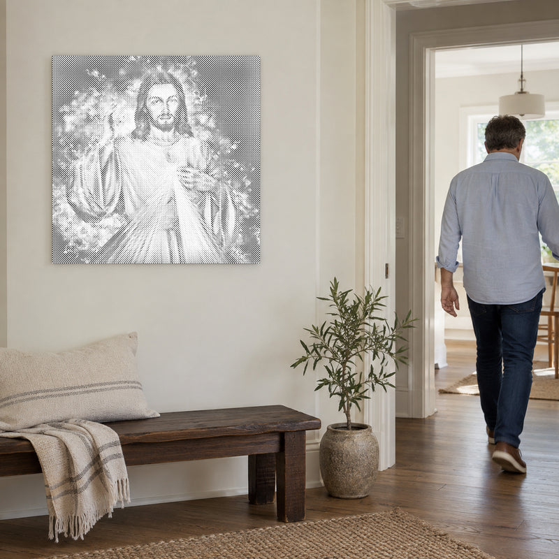 Stippenschilderij “Jezus: Het Vervolg”, aan een lichte muur, met iemand die door de deur ernaast loopt.