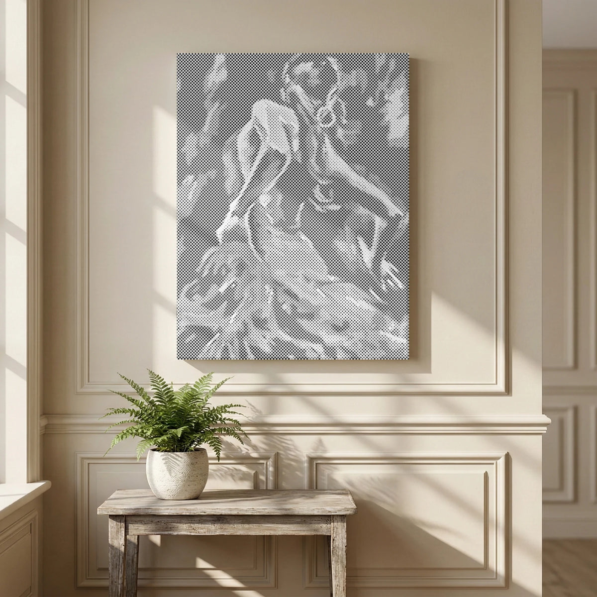 Poëzie in beweging: danseres op een randloos stippencanvas aan een crèmekleurige wand met sierlijsten boven een rustieke tafel.