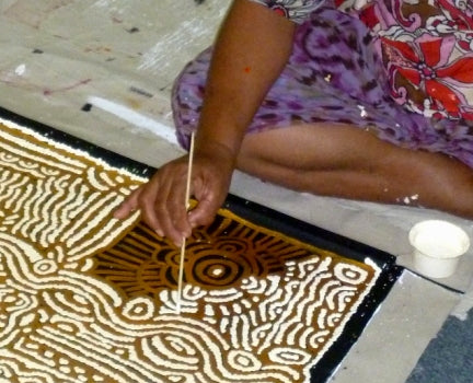 Geoffrey Bardon mit Aborigine-Künstlern bei der Entwicklung der modernen Punktmalerei