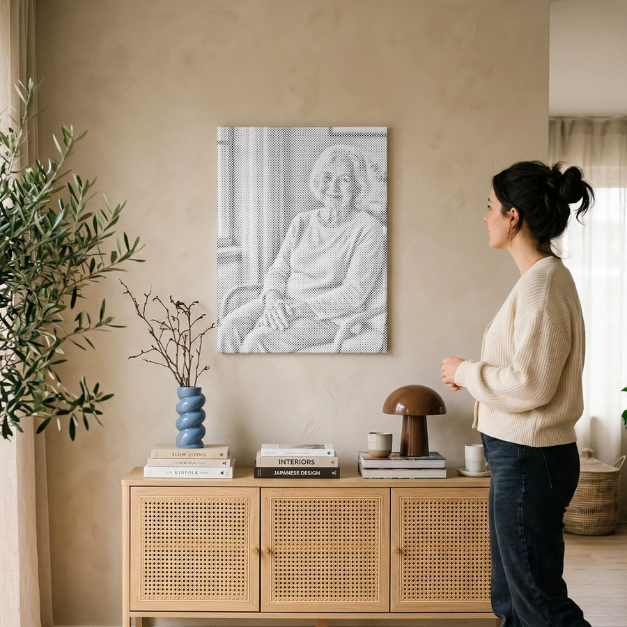 Iemand plaatst stippen op een Paint By Dots-canvas in ons Europese studio