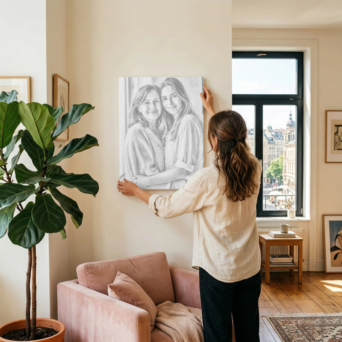 Een persoonlijk stippenschilderij van dierbaren, thuis opgehangen
