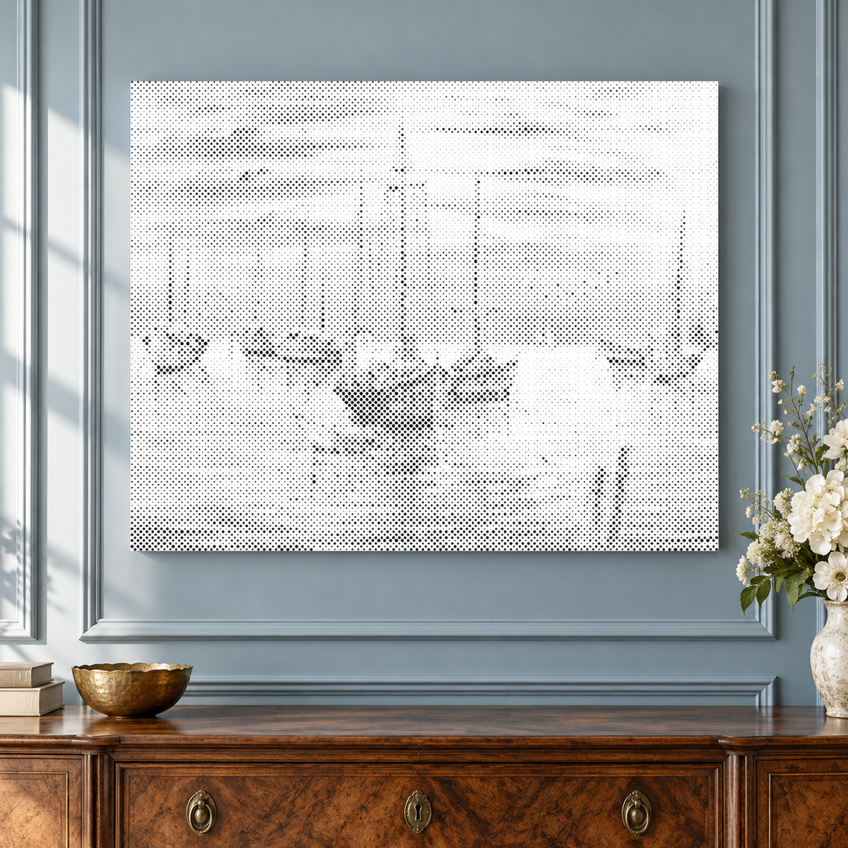 Droomhaven als stippenschilderij van zeilboten, van dichtbij tegen lichtblauwe wandpanelen boven een walnoten console.