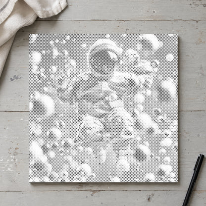 Stippenschilderij “Abstracte Astronaut”, van bovenaf op een werktafel bij zacht daglicht.