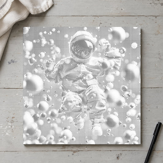 Stippenschilderij “Abstracte Astronaut”, van bovenaf op een werktafel bij zacht daglicht.