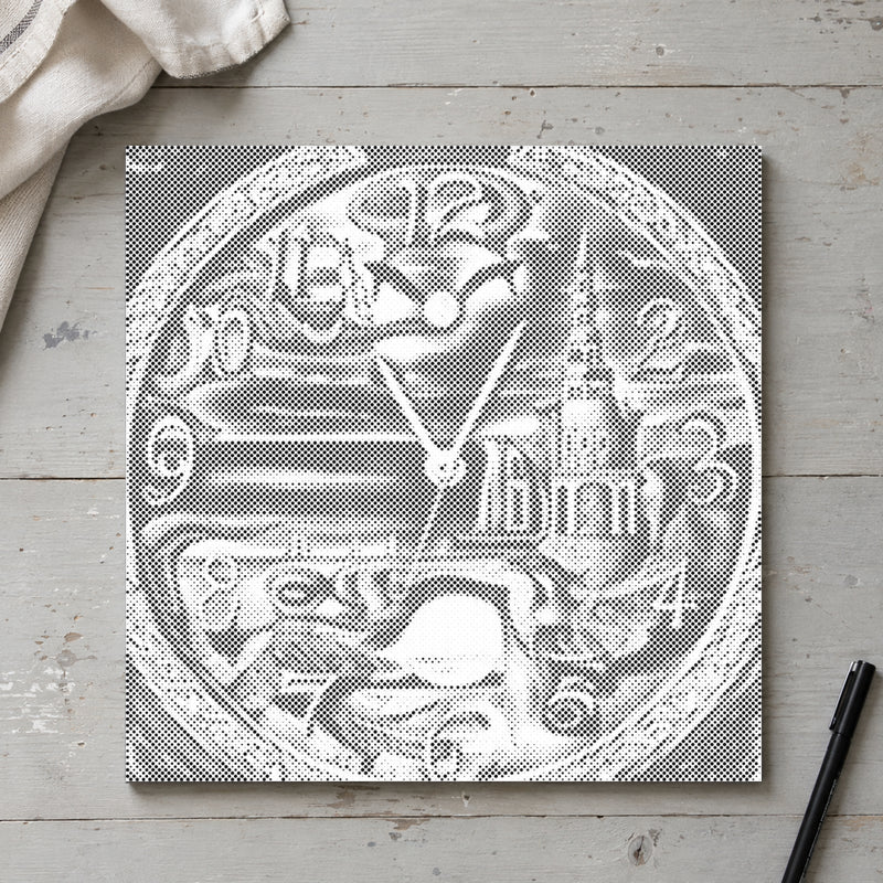 Stippenschilderij “Abstracte Wandklok”, van bovenaf op een werktafel bij zacht daglicht.