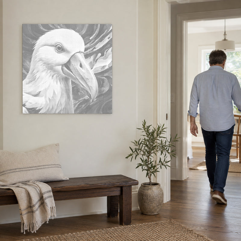 Stippenschilderij “Albatros”, aan een lichte muur, met iemand die door de deur ernaast loopt.