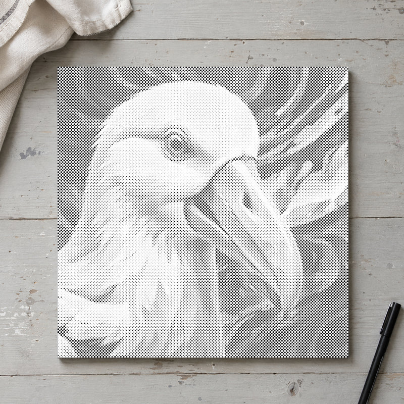 Stippenschilderij “Albatros”, van bovenaf op een werktafel bij zacht daglicht.