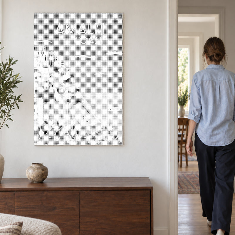 Stippenschilderij “Amalfikust”, aan een lichte muur, met iemand die door de deur ernaast loopt.