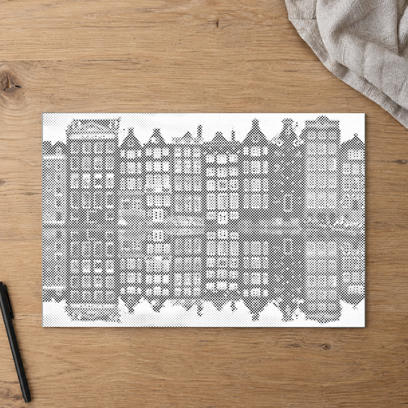 Stippenschilderij “Amsterdamse Huizen”, van bovenaf op een werktafel bij zacht daglicht.