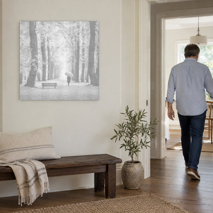 Stippenschilderij “Herfstbos”, aan een lichte muur, met iemand die door de deur ernaast loopt.