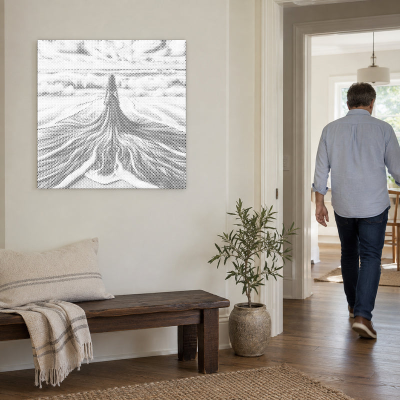 Stippenschilderij “Tussen hemel en zee”, aan een lichte muur, met iemand die door de deur ernaast loopt.