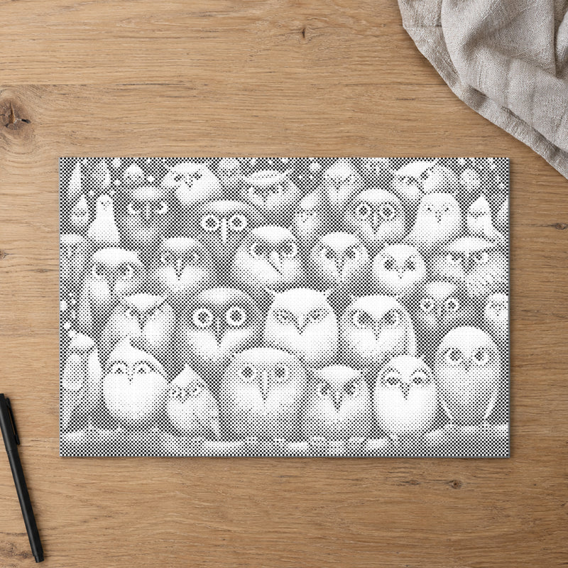 Stippenschilderij “Vogels Vogels Vogels”, van bovenaf op een werktafel bij zacht daglicht.