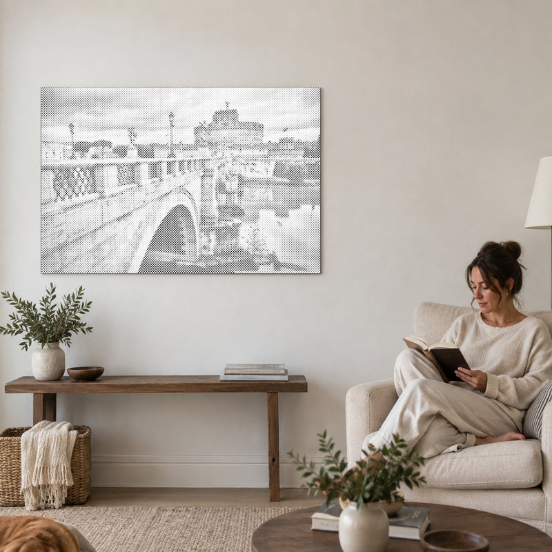 Stippenschilderij “Castel Sant'Angelo Rome”, aan een muur in de woonkamer, met iemand die ernaast in een fauteuil leest.