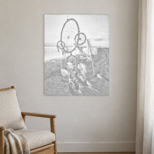 Stippenschilderij “Dromenvanger in de Wind”, aan een lichte muur in een kamer met zacht daglicht.