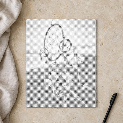 Stippenschilderij “Dromenvanger in de Wind”, van bovenaf op een werktafel bij zacht daglicht.