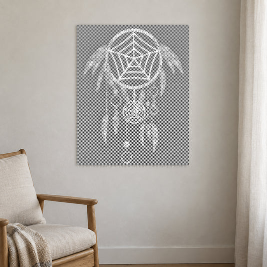 Stippenschilderij “Dromenvanger”, aan een lichte muur in een kamer met zacht daglicht.