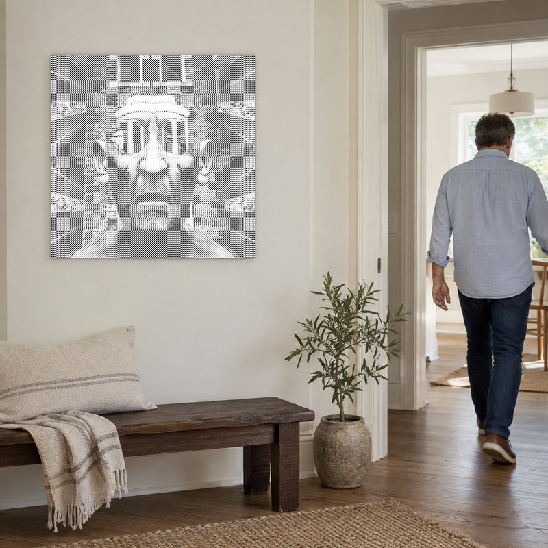 Stippenschilderij “Vreesaanjagende Man”, aan een lichte muur, met iemand die door de deur ernaast loopt.