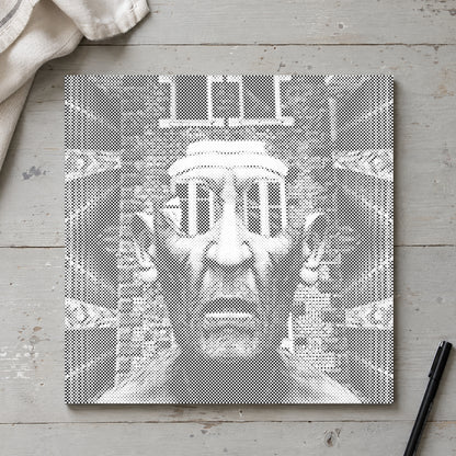Stippenschilderij “Vreesaanjagende Man”, van bovenaf op een werktafel bij zacht daglicht.