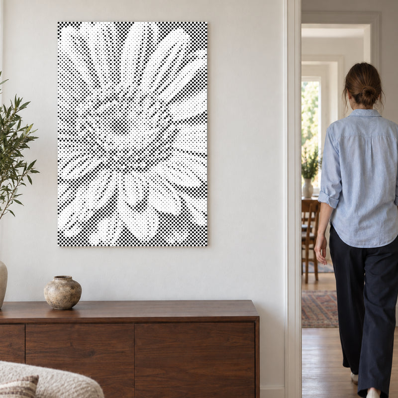 Stippenschilderij “Gerbera Bloem”, aan een lichte muur, met iemand die door de deur ernaast loopt.