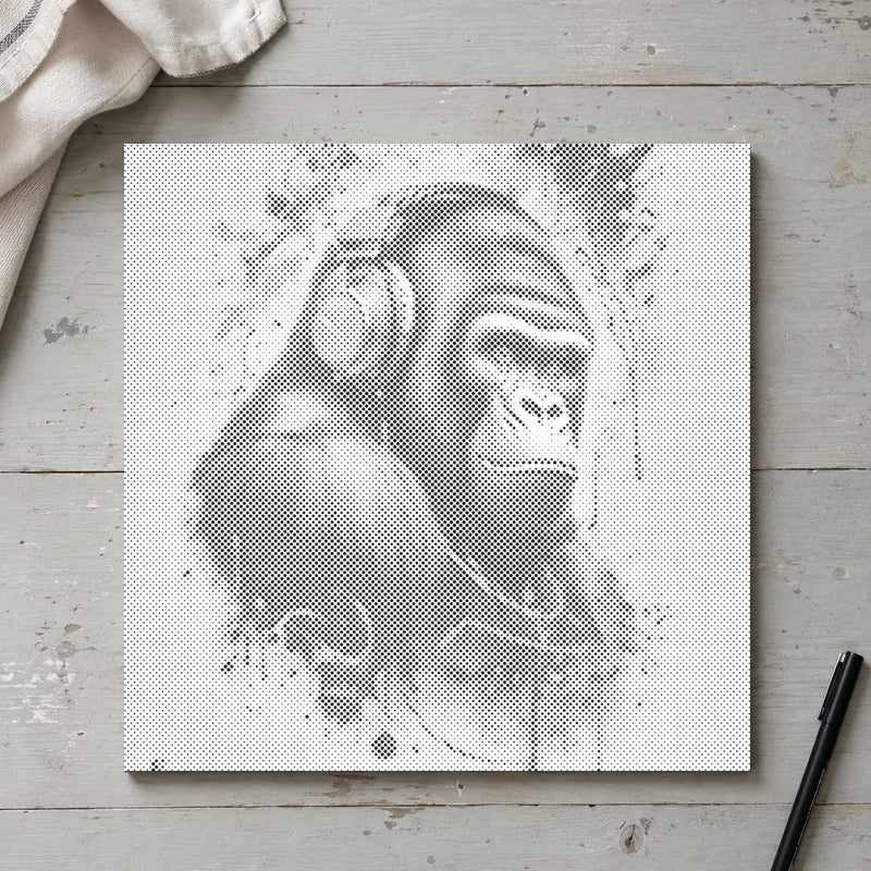 Stippenschilderij “Gorilla met Hoofdtelefoon”, van bovenaf op een werktafel bij zacht daglicht.