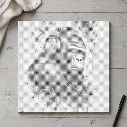 Stippenschilderij “Gorilla met Hoofdtelefoon”, van bovenaf op een werktafel bij zacht daglicht.