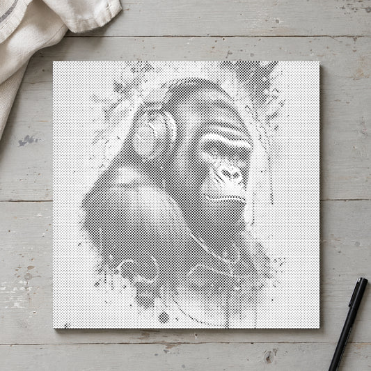 Stippenschilderij “Gorilla met Hoofdtelefoon”, van bovenaf op een werktafel bij zacht daglicht.