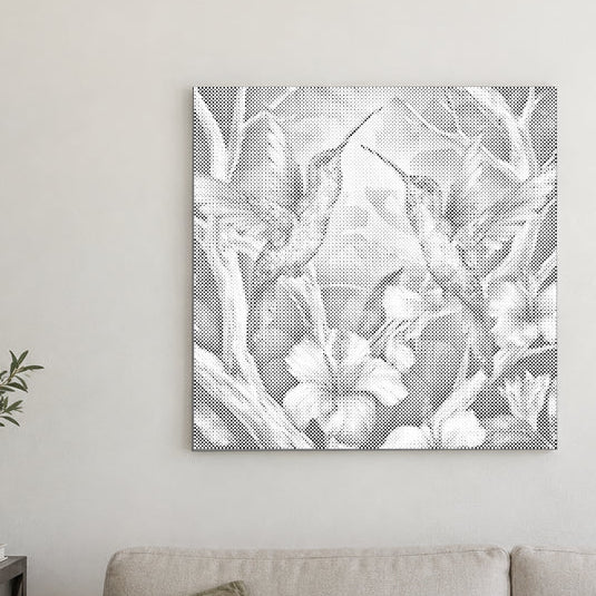 Stippenschilderij “Kolibries tussen bloemen”, aan een lichte muur in een kamer met zacht daglicht.