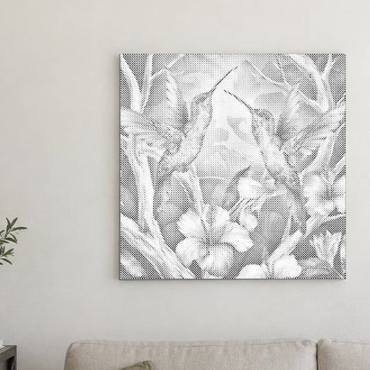 Stippenschilderij “Kolibries tussen bloemen”, aan een lichte muur in een kamer met zacht daglicht.