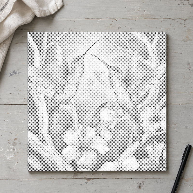 Stippenschilderij “Kolibries tussen bloemen”, van bovenaf op een werktafel bij zacht daglicht.