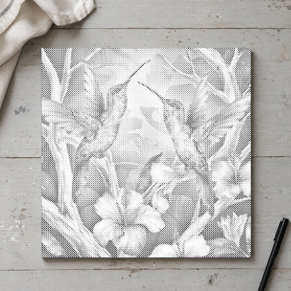 Stippenschilderij “Kolibries tussen bloemen”, van bovenaf op een werktafel bij zacht daglicht.
