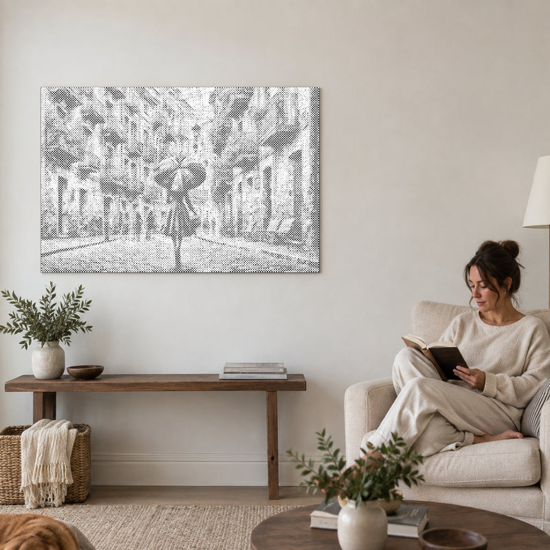 Stippenschilderij “In de regen”, aan een muur in de woonkamer, met iemand die ernaast in een fauteuil leest.