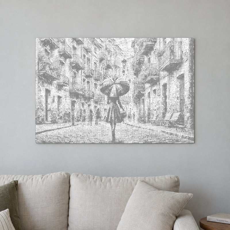 Stippenschilderij “In de regen”, aan een lichte muur in een kamer met zacht daglicht.