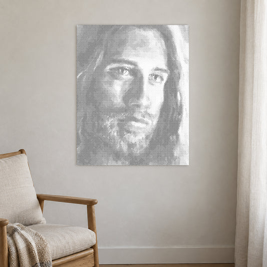 Stippenschilderij “Jezus Christus”, aan een lichte muur in een kamer met zacht daglicht.