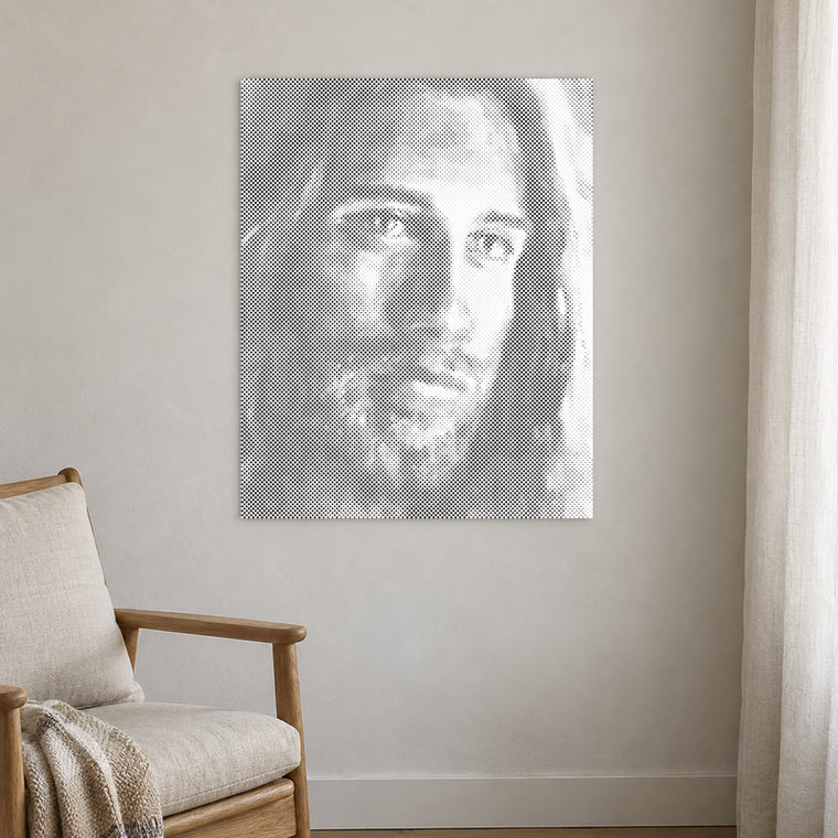 Stippenschilderij “Jezus Christus”, aan een lichte muur in een kamer met zacht daglicht.