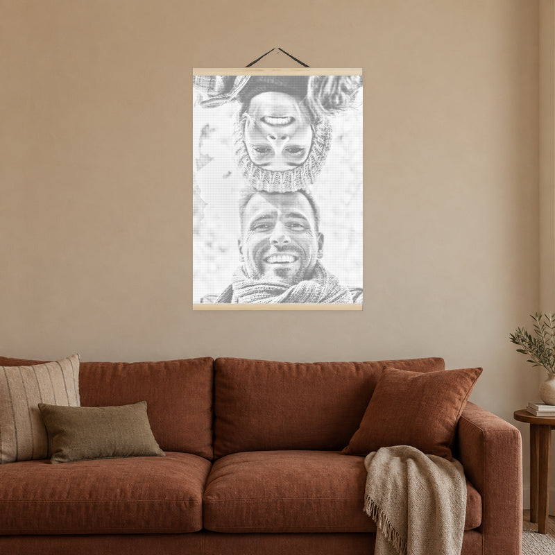 Magnetische lijst voor stippelschilderijen, aan een warme leemkleurige muur boven een roestkleurige bank.