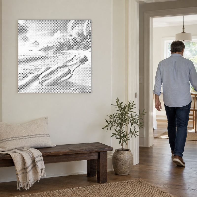Stippenschilderij “Flessenpost”, aan een lichte muur, met iemand die door de deur ernaast loopt.