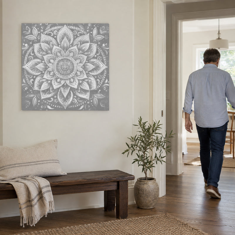Stippenschilderij “Moderne Mandala Muurkunst”, aan een lichte muur, met iemand die door de deur ernaast loopt.