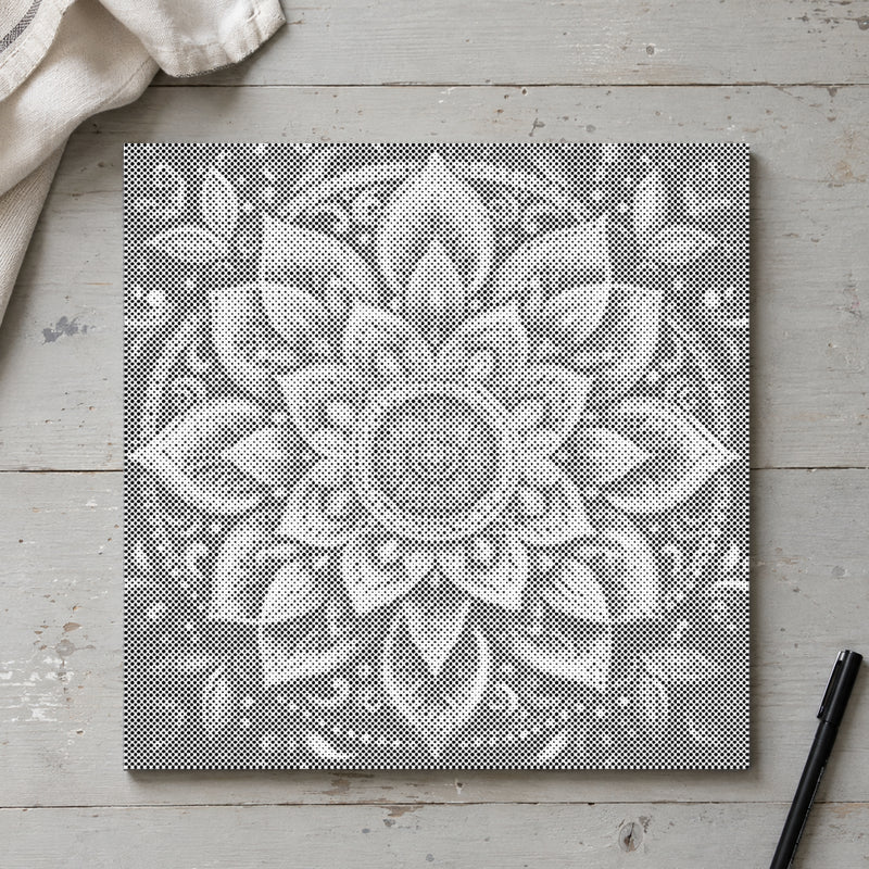 Stippenschilderij “Moderne Mandala Muurkunst”, van bovenaf op een werktafel bij zacht daglicht.