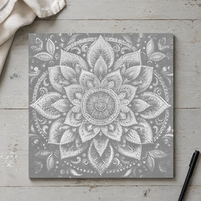 Stippenschilderij “Moderne Mandala Muurkunst”, van bovenaf op een werktafel bij zacht daglicht.