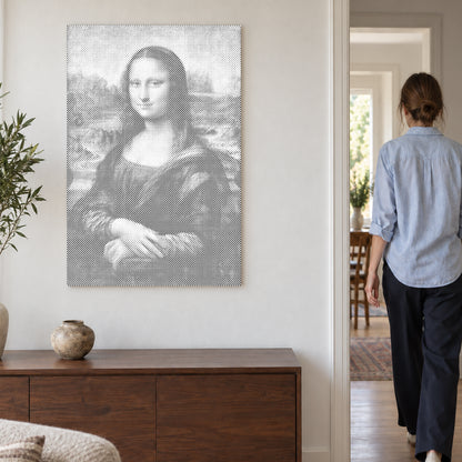 Stippenschilderij “Mona Lisa door Leonardo da Vinci”, aan een lichte muur, met iemand die door de deur ernaast loopt.