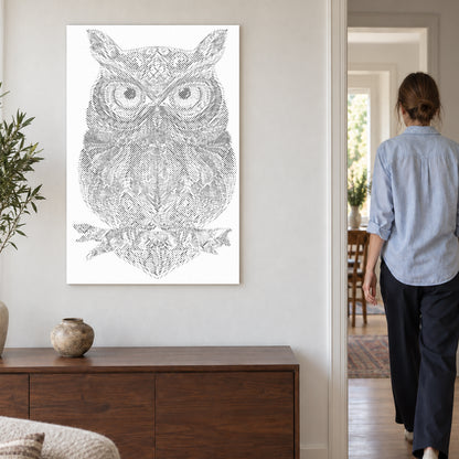 Stippenschilderij “Uilen Mandala”, aan een lichte muur, met iemand die door de deur ernaast loopt.