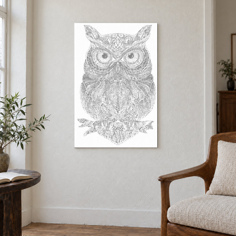 Stippenschilderij “Uilen Mandala”, aan een lichte muur in een kamer met zacht daglicht.