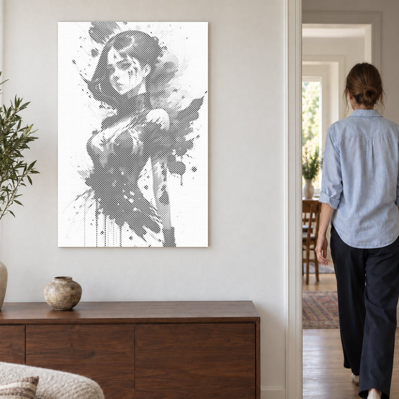 Stippenschilderij “Uitdagende vrouw”, aan een lichte muur, met iemand die door de deur ernaast loopt.