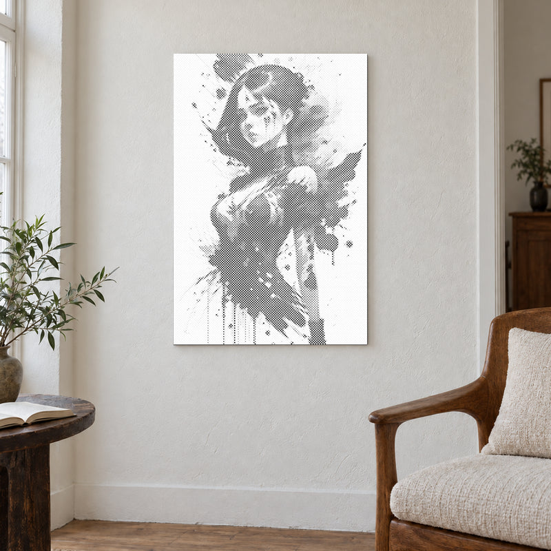 Stippenschilderij “Uitdagende vrouw”, aan een lichte muur in een kamer met zacht daglicht.