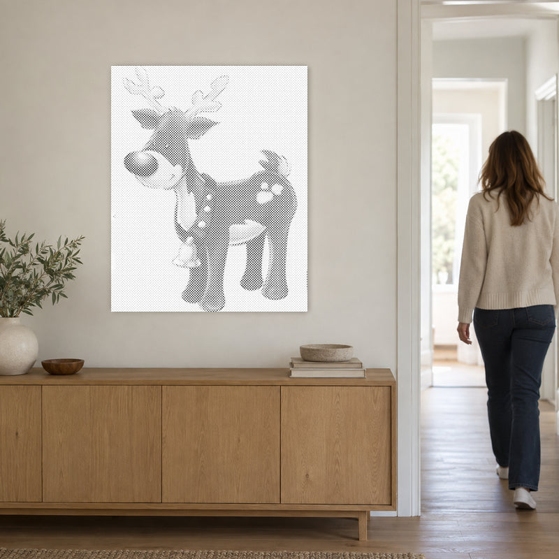 Stippenschilderij “Rudolph het Rendier met de Rode Neus”, aan een lichte muur, met iemand die door de deur ernaast loopt.