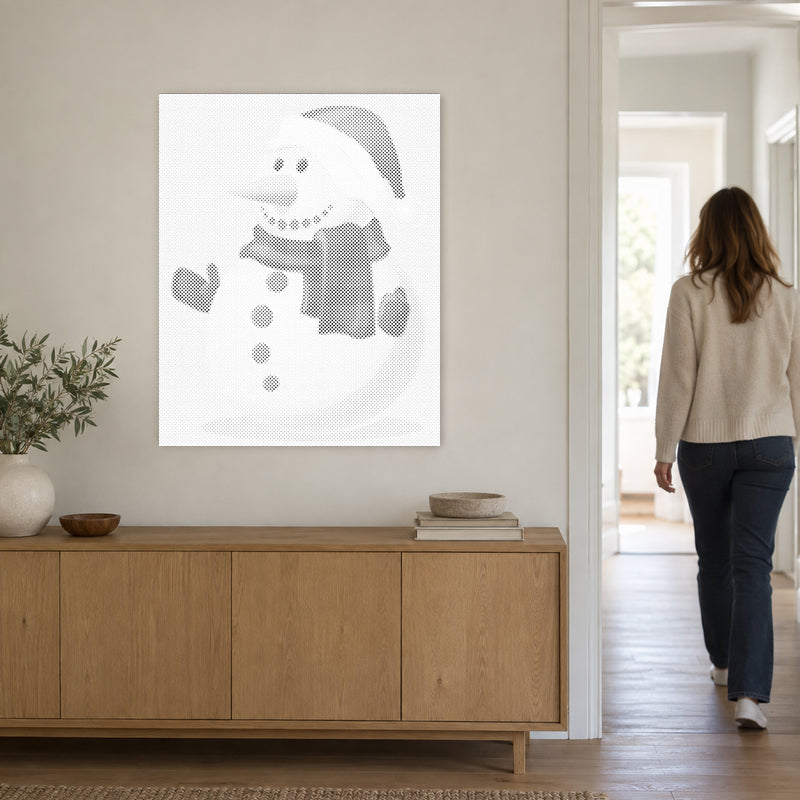 Stippenschilderij “Sneeuwpop”, aan een lichte muur, met iemand die door de deur ernaast loopt.