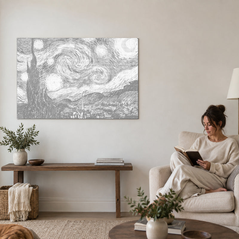 Stippenschilderij “De Sterrennacht van Van Gogh”, aan een muur in de woonkamer, met iemand die ernaast in een fauteuil leest.