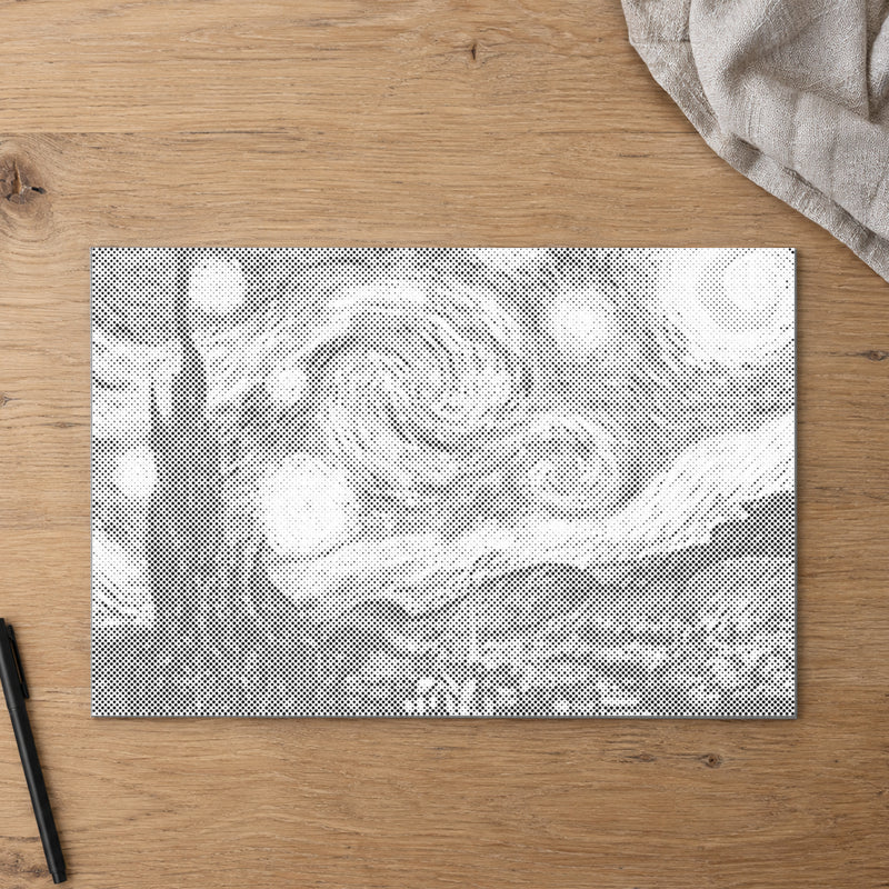 Stippenschilderij “De Sterrennacht van Van Gogh”, van bovenaf op een werktafel bij zacht daglicht.